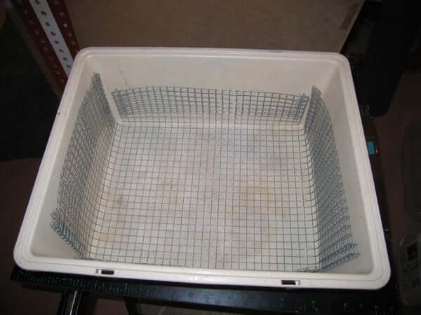 18.-Cat-Litter-Sifter-Box-DIY