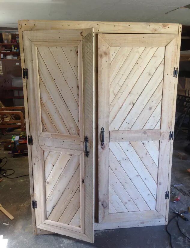 DIY Pallet Gun Cabinet