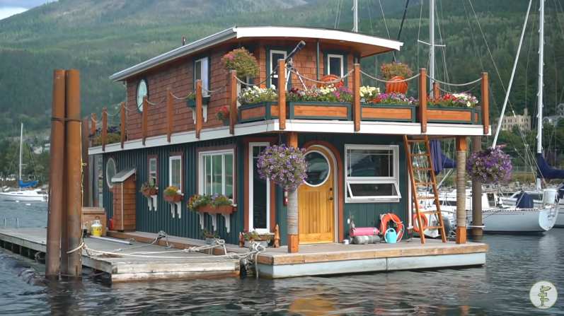 Off-Grid Houseboat