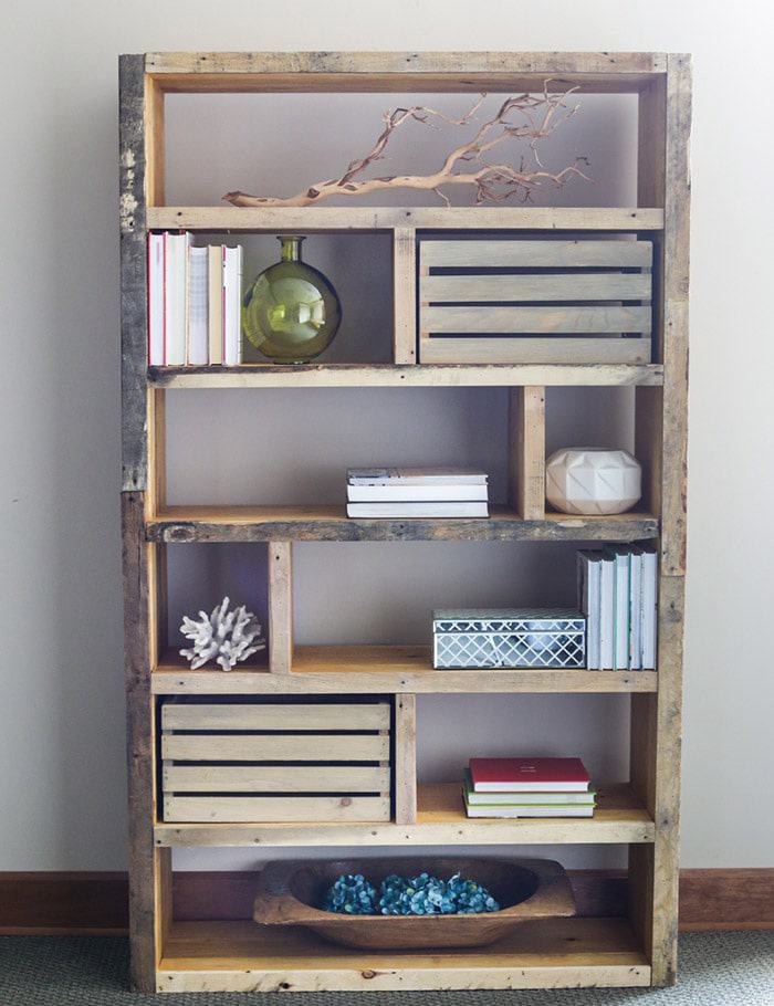 DIY Pallet Bookshelf