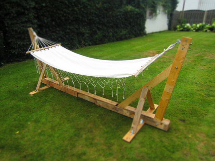 DIY Pallet Hammock Stand