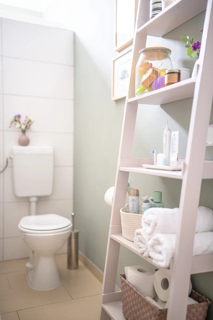 DIY Ladder Shelf For Bathroom