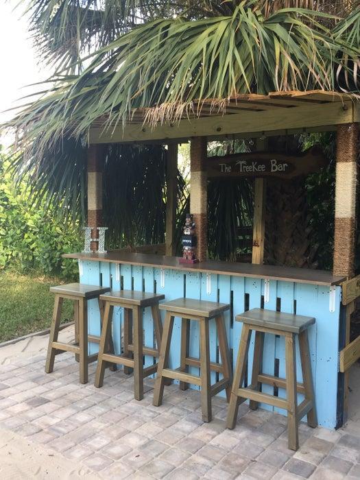 DIY Pallet Tiki Bar