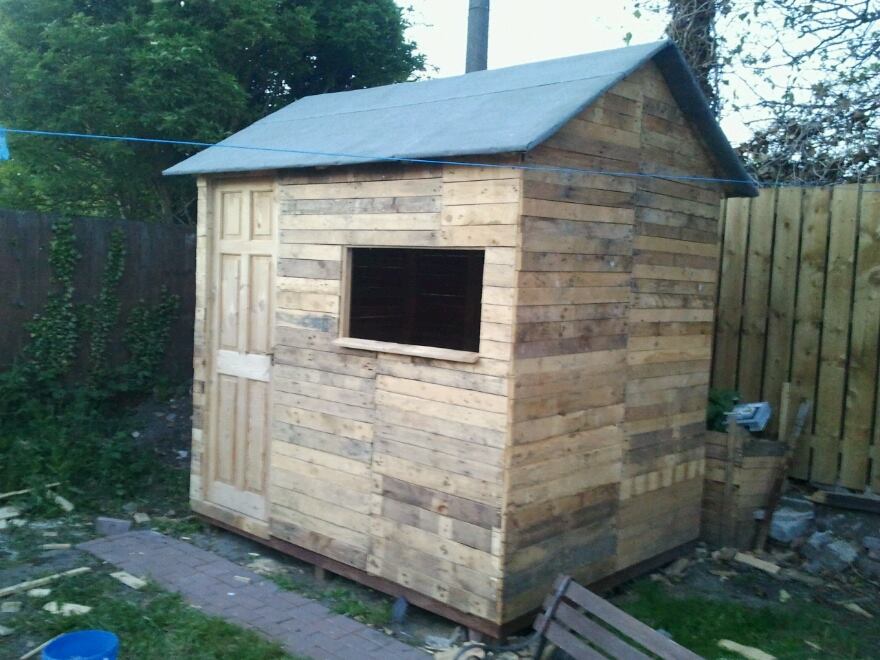 DIY Pallet Wood Shed