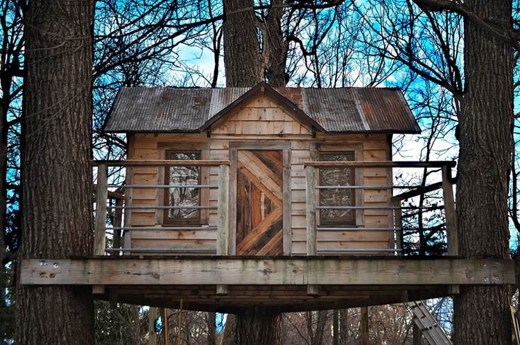 DIY Reclaimed Treehouse