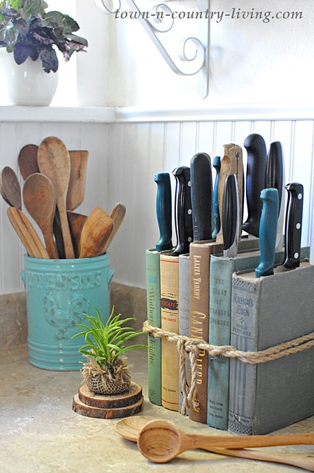 knife organizer With Books