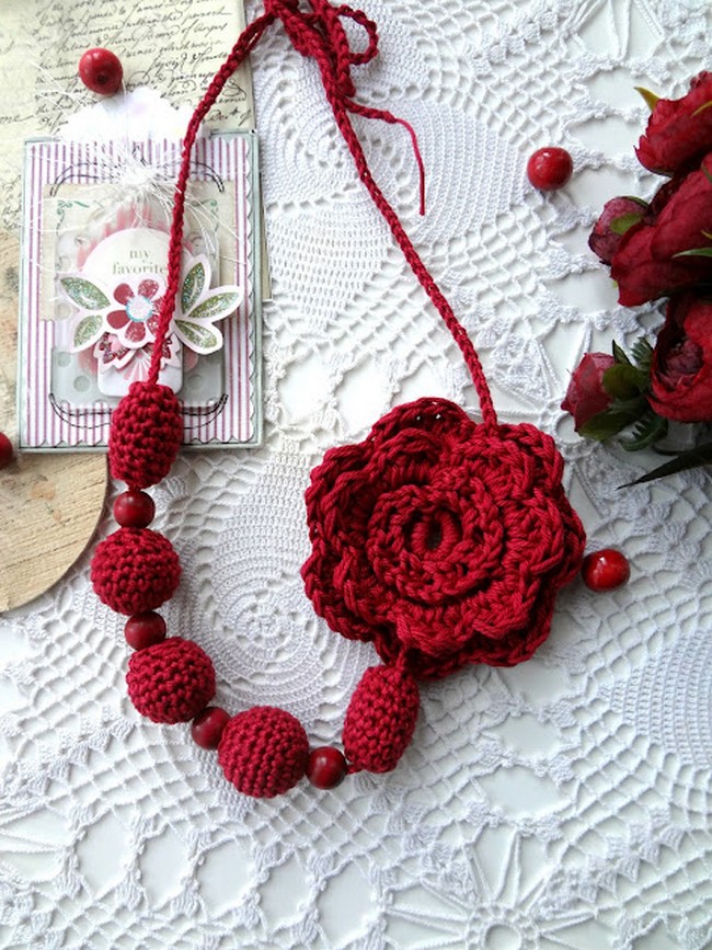 Crochet Flower Bead Necklace