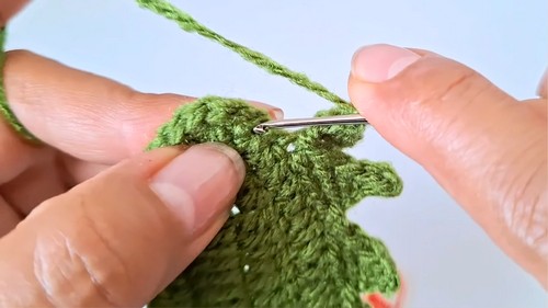 Crochet Christmas Holly Pattern 4