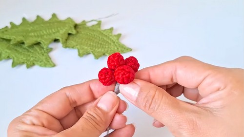 Crochet Christmas Holly Pattern 7