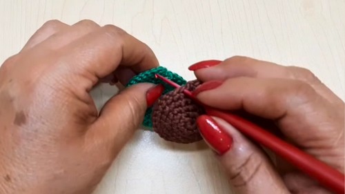 Crochet Sunflower Keychain Pattern 3