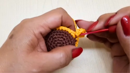 Crochet Sunflower Keychain Pattern 4