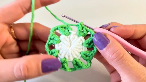 Crochet Tulip Granny Square Pattern 3
