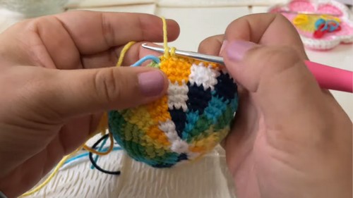 Crochet Air Balloon Keychain Pattern 3