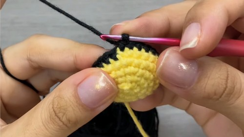 Crochet Bee Keycharm Pattern 3
