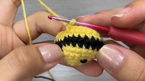 Crochet Bee Keycharm Pattern 4