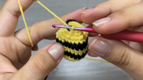 Crochet Bee Keycharm Pattern 5