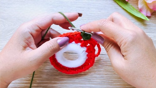 Crochet Christmas Ornaments Pattern 5