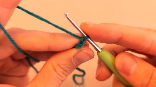 Crochet Christmas Tree Earrings Pattern 1