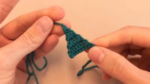 Crochet Christmas Tree Earrings Pattern 4