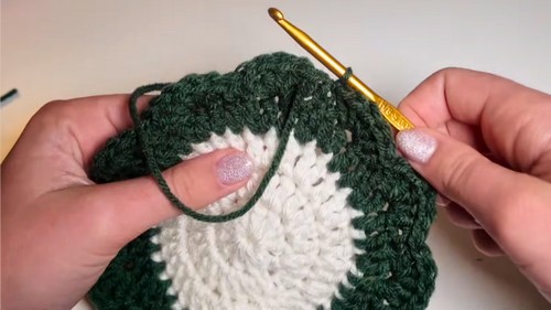 Crochet Christmas Wreath Coasters Pattern 6