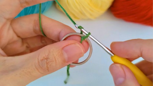 Crochet Christmas Wreath Keychain Pattern 1