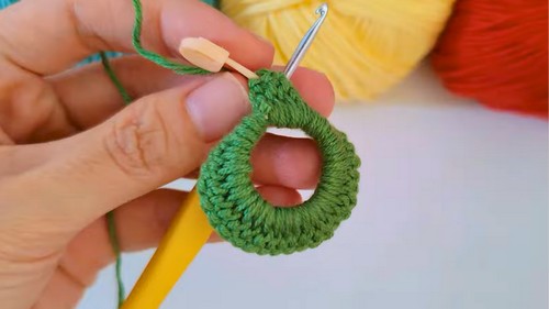 Crochet Christmas Wreath Keychain Pattern 3