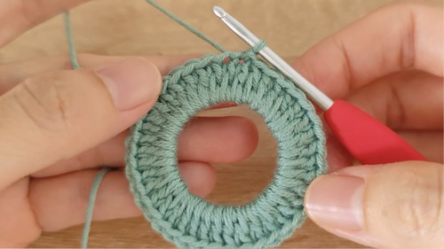 Crochet Christmas Wreath Keychain Pattern 3