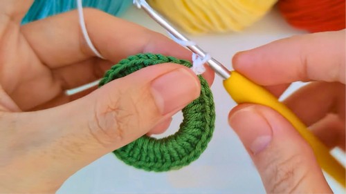 Crochet Christmas Wreath Keychain Pattern 4