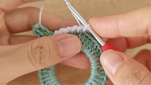 Crochet Christmas Wreath Keychain Pattern 4
