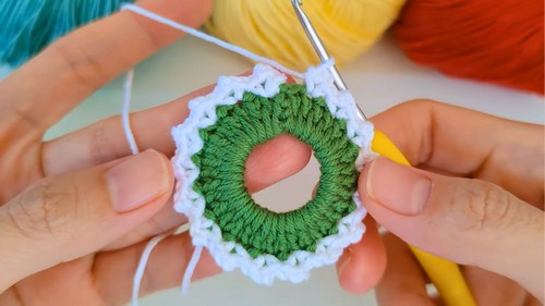 Crochet Christmas Wreath Keychain Pattern 5
