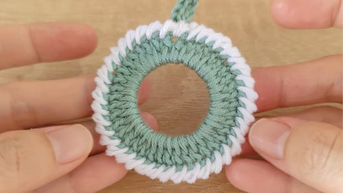 Crochet Christmas Wreath Keychain Pattern 5
