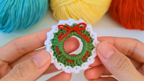 Crochet Christmas Wreath Keychain Pattern 6