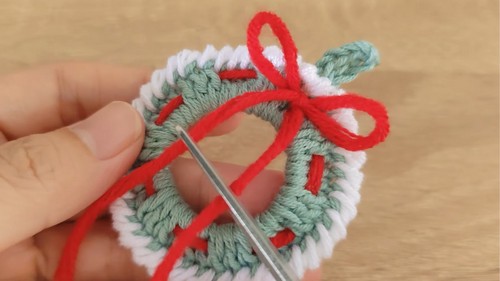Crochet Christmas Wreath Keychain Pattern 6