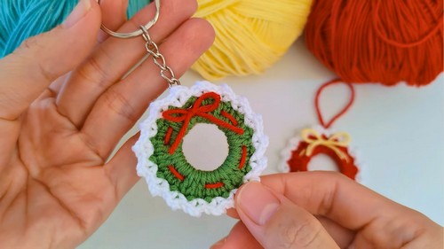 Crochet Christmas Wreath Keychain Pattern 7