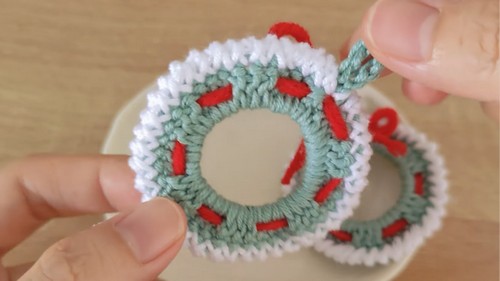 Crochet Christmas Wreath Keychain Pattern 7