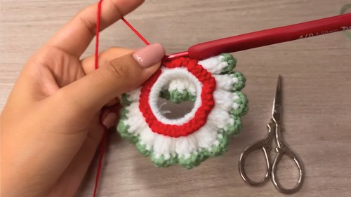 Crochet Christmas Wreaths Pattern 6