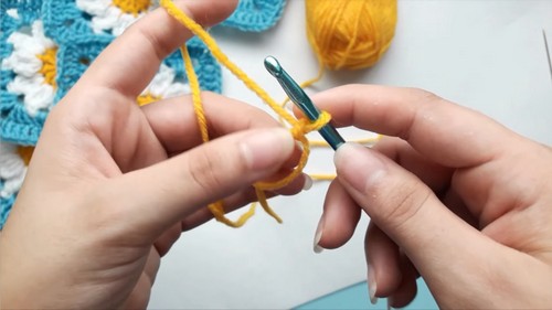 Crochet Daisy Flower Granny Square Pattern 1