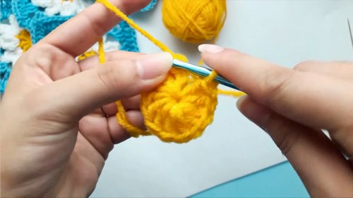 Crochet Daisy Flower Granny Square Pattern 2