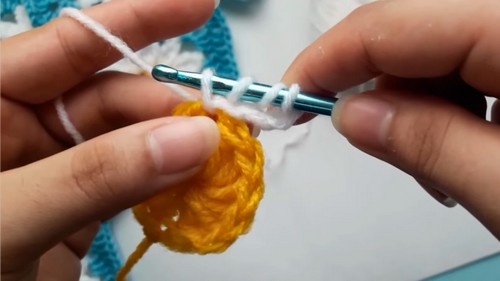 Crochet Daisy Flower Granny Square Pattern 3