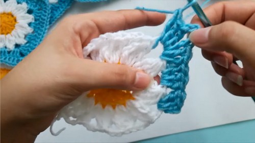 Crochet Daisy Flower Granny Square Pattern 5