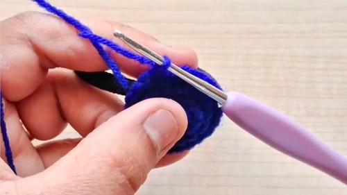 Crochet Daisy Hair Tie Pattern 3