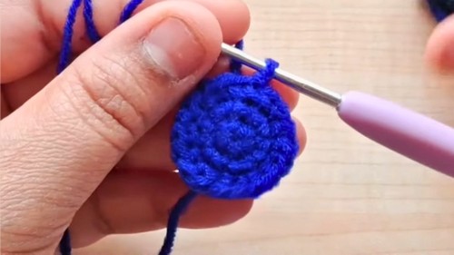 Crochet Daisy Hair Tie Pattern 4