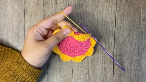 Crochet Flower Mirror Cover Keychain Pattern 6
