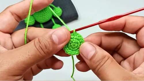 Crochet Frog Keychain Pattern 2