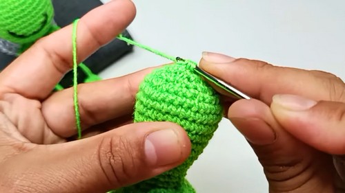 Crochet Frog Keychain Pattern 6