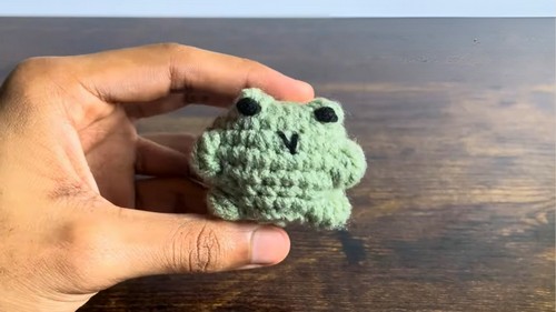 Crochet Frog Keychain Pattern 7