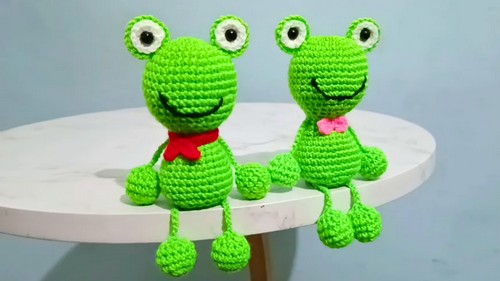 Crochet Frog Keychain Pattern 8