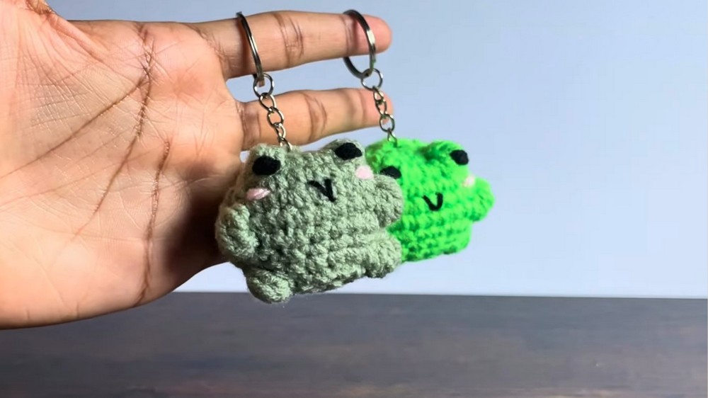 Crochet Frog Keychain Pattern 8