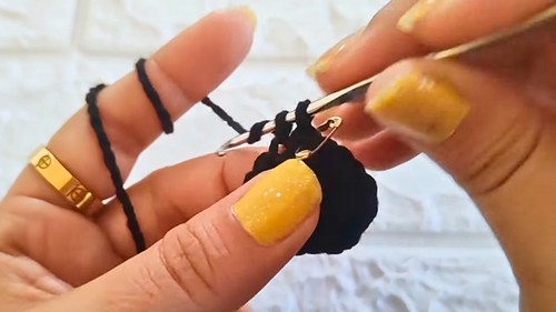 Crochet Graduation Chick Pattern 6