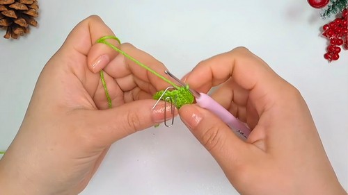 Crochet Grinch keychain Pattern 2